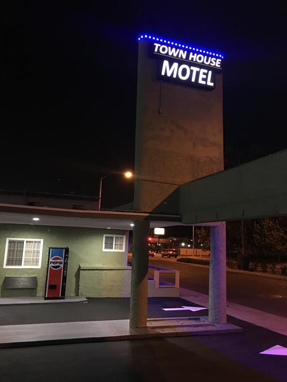 Town House Motel Lynwood Exterior photo