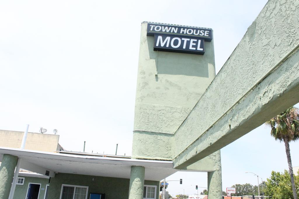 Town House Motel Lynwood Exterior photo