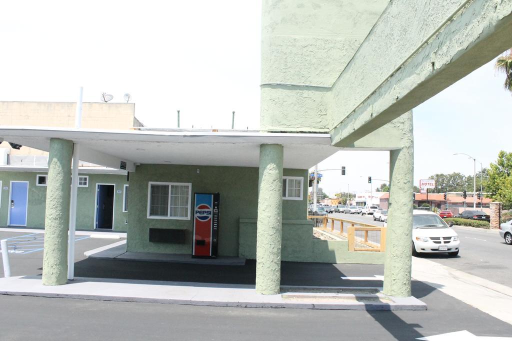 Town House Motel Lynwood Exterior photo