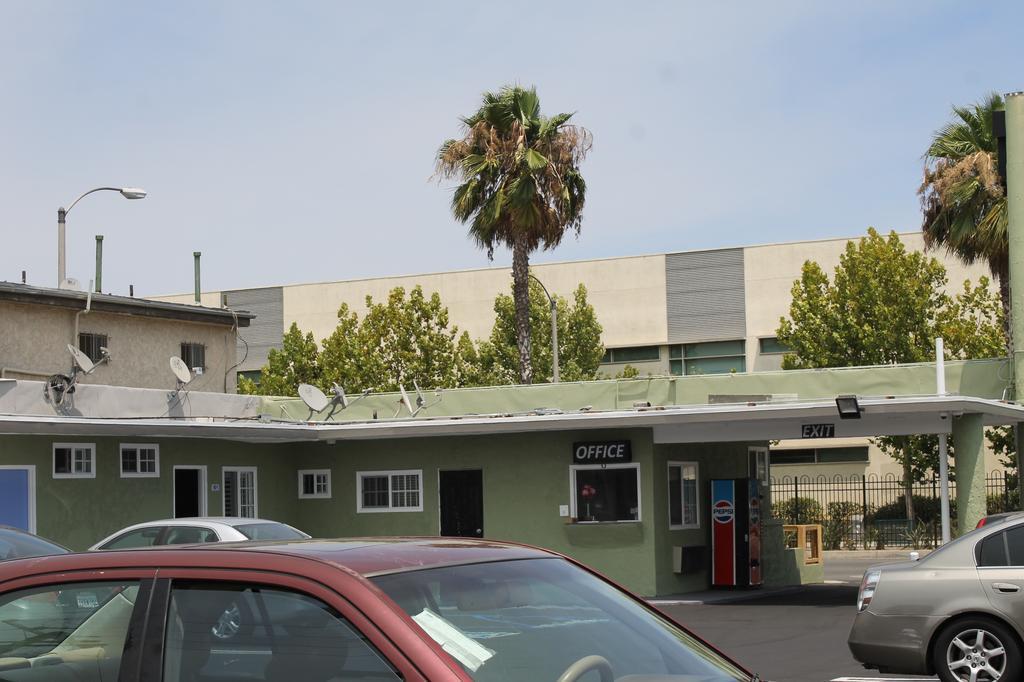 Town House Motel Lynwood Exterior photo