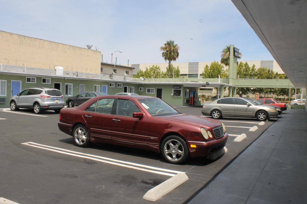 Town House Motel Lynwood Exterior photo