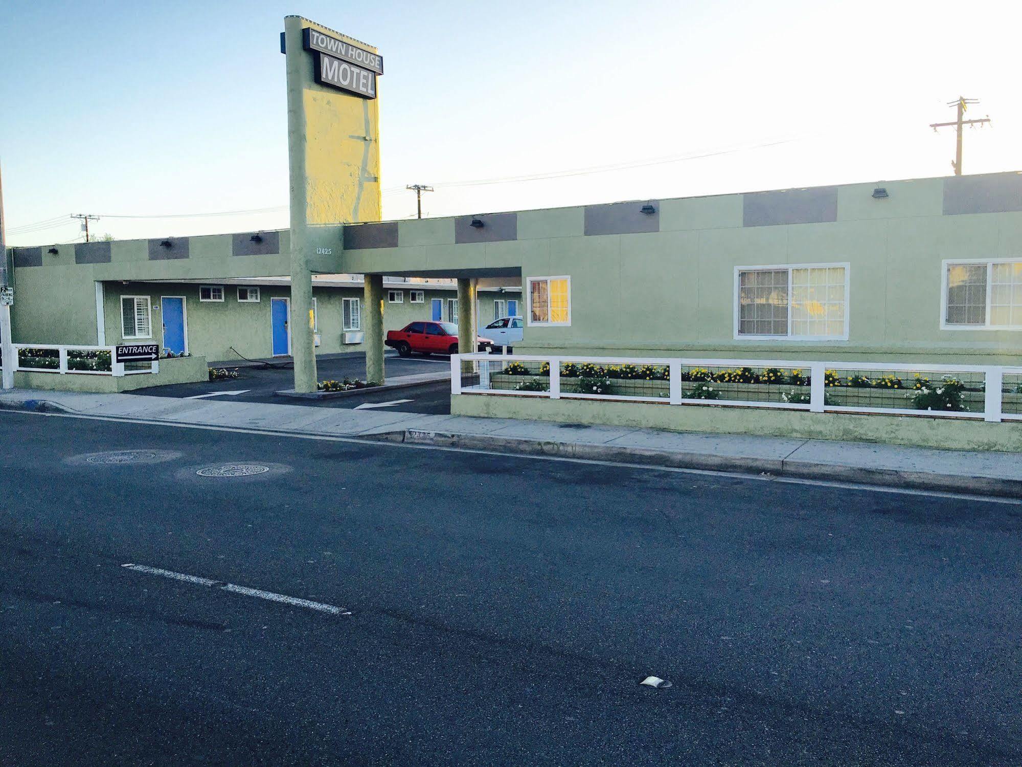 Town House Motel Lynwood Exterior photo